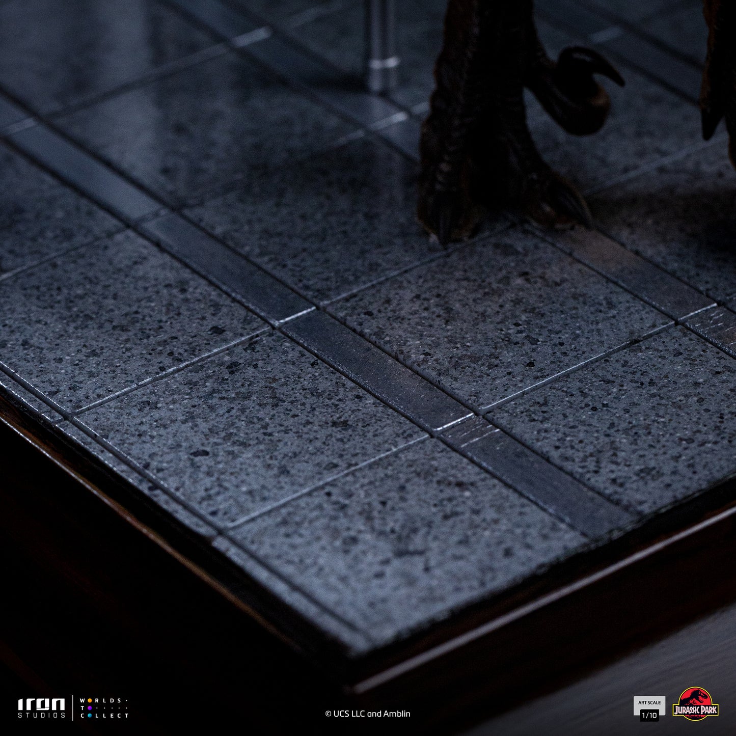 Iron Studio Raptors at the Kitchen's Door - Jurassic Park - Art Scale 1/10 Scale