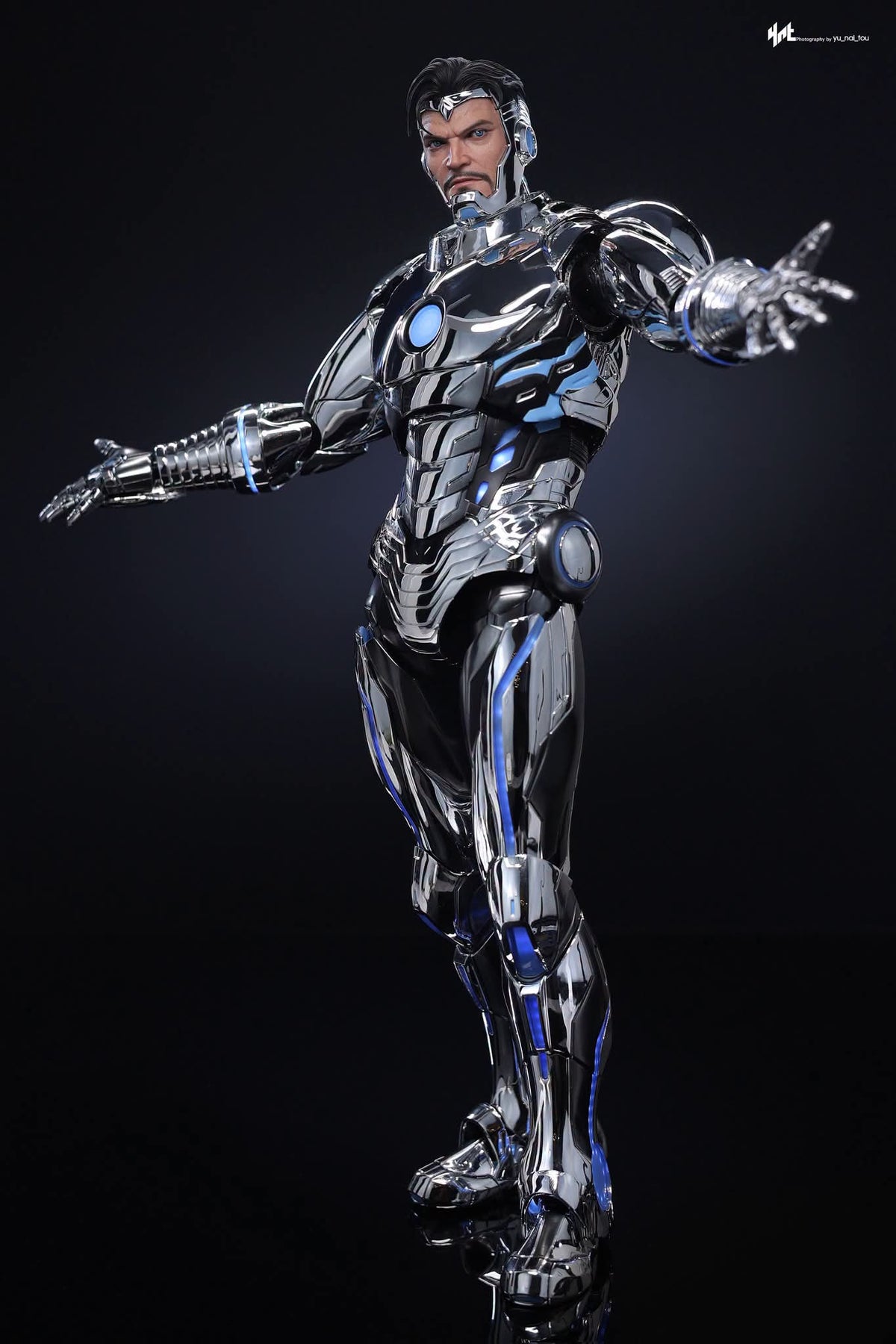 PRE ORDER - Hot Toys Superior Iron Man CMS026D73 -1/6 Scale Collectible Figure