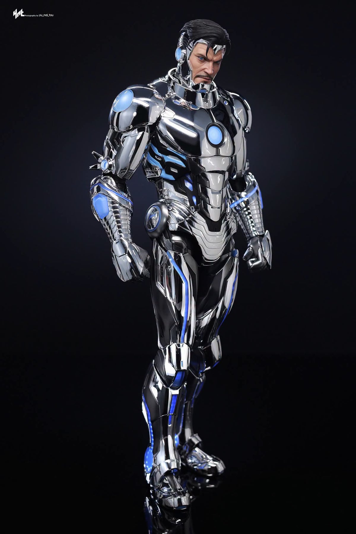 PRE ORDER - Hot Toys Superior Iron Man CMS026D73 -1/6 Scale Collectible Figure
